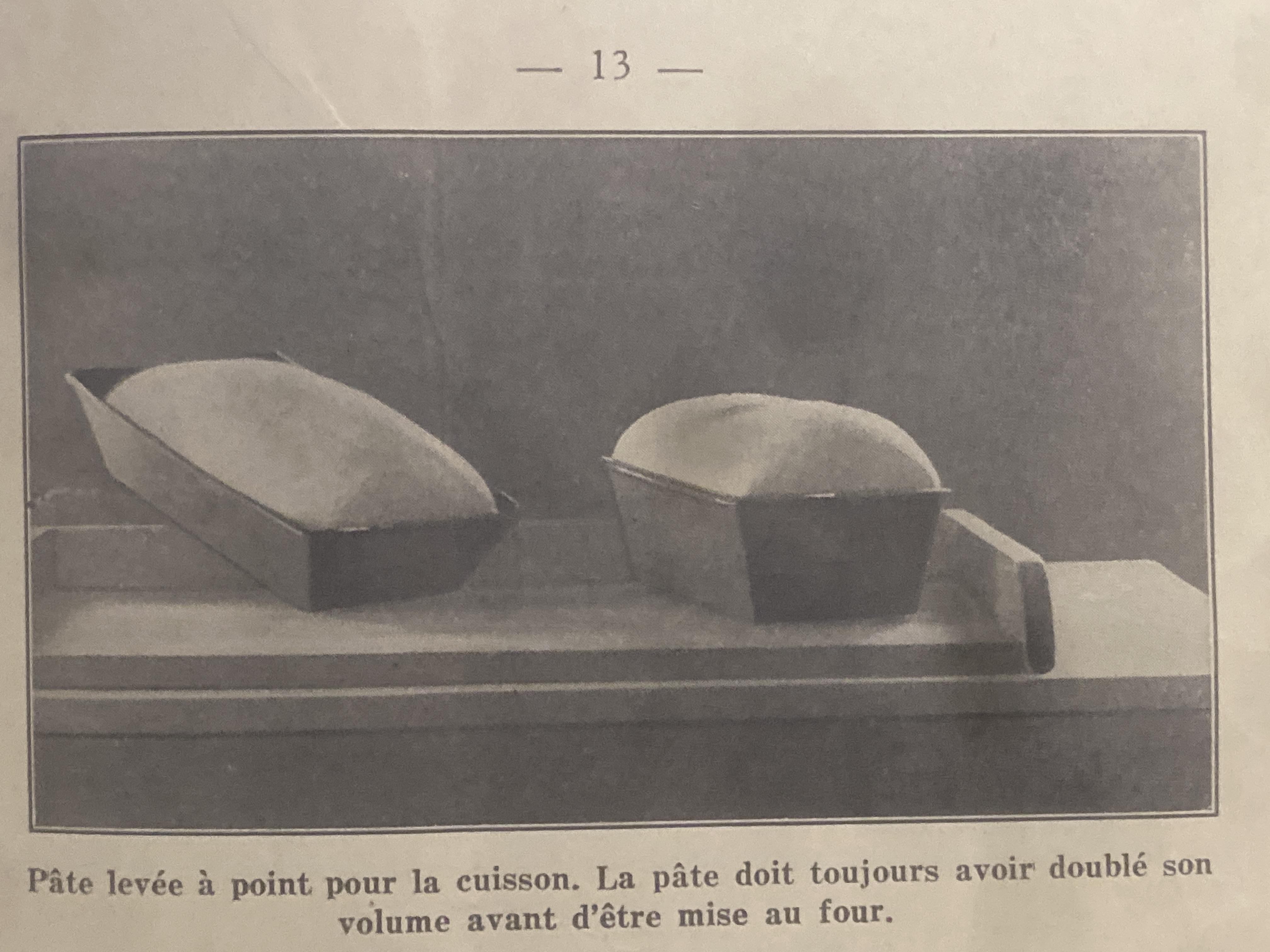 Deux casseroles de pâte levée au double du volume, prêtes pour le four