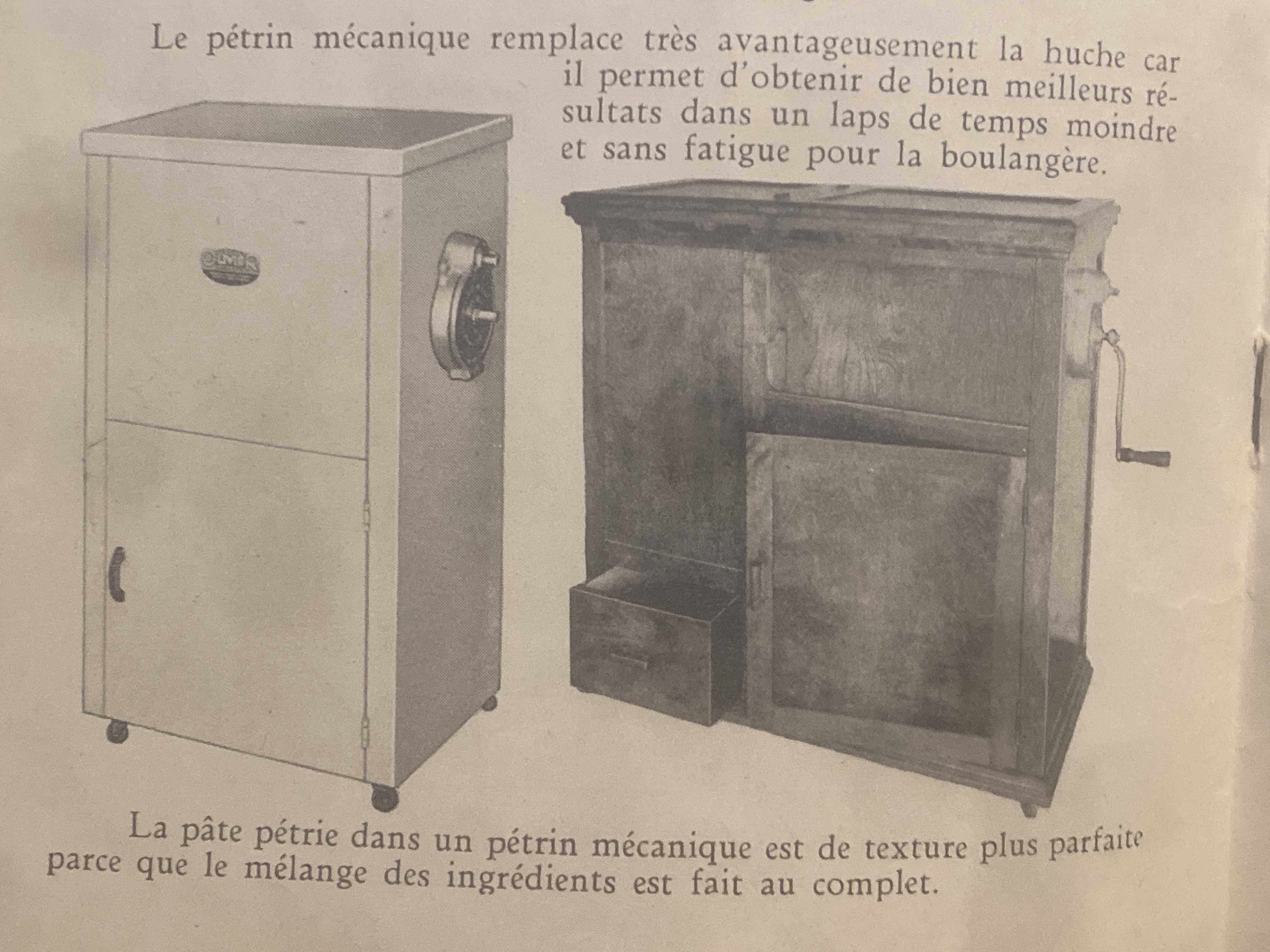 Pétrin mécanique moderne et pétrin à manivelle en bois, vers 1940
